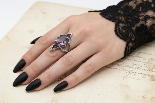 Anillo de amatista en mano de perfil