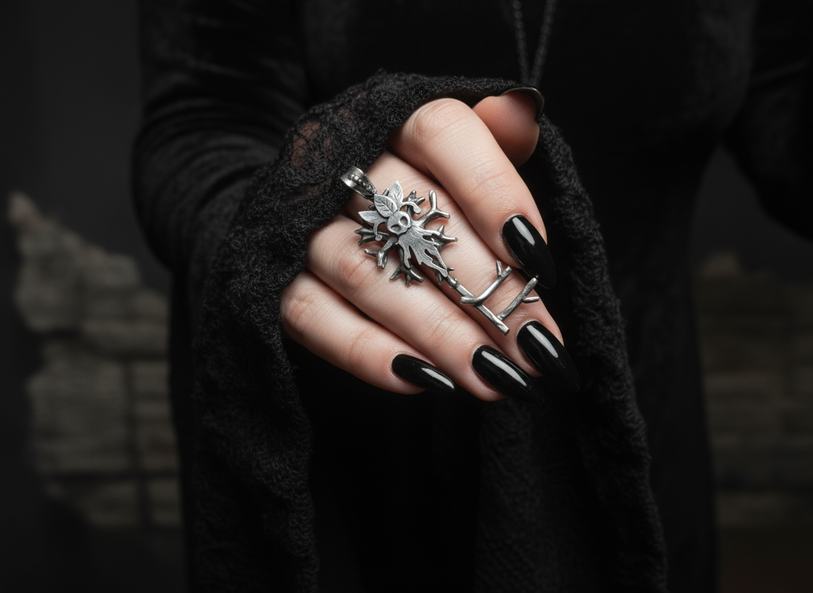 Colgante de llave - Mano con manga acampanada