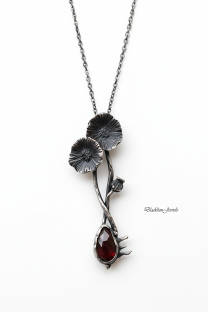 Collar de amapolas con fondo blanco