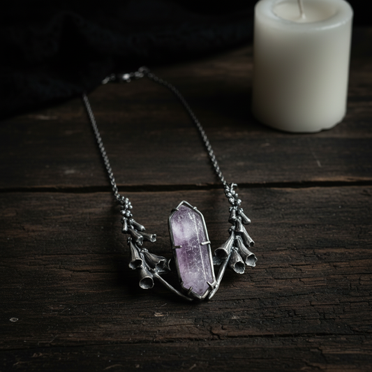 Collar de amatista posado sobre madera