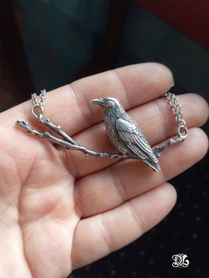 Necklace shadow of the augury