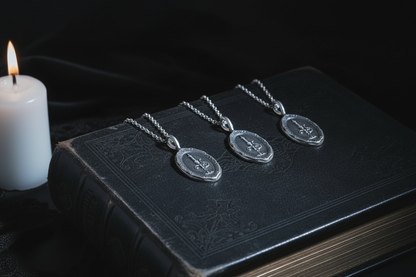 Tres colgantes sobre portada de libro antiguo